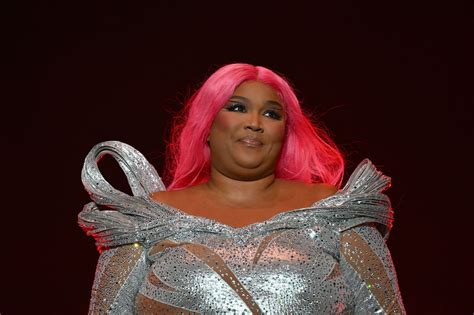 lizzo naked|Nue et sans retouches sur Instagram, la chanteuse Lizzo appelle。